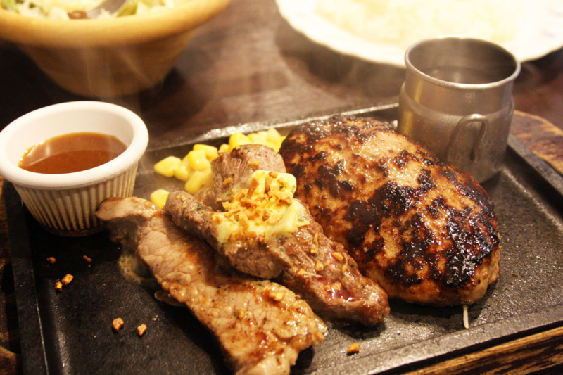 ランチメニューのコンビネーションで肉三昧